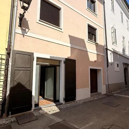 - Family Jurcek アパート クラーニ