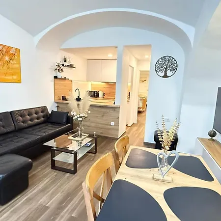 - Family Jurcek アパート *