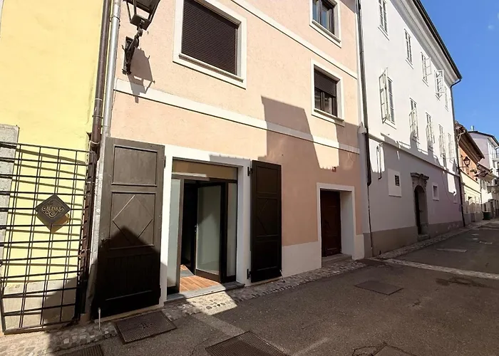 - Family Jurcek アパート クラーニ